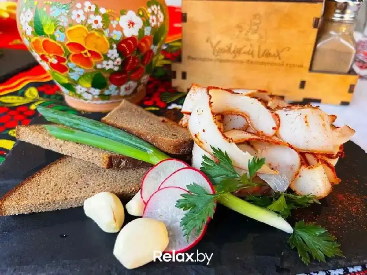 Сало собственного посола со свежим чесноком, зеленым луком и ржаным хлебом