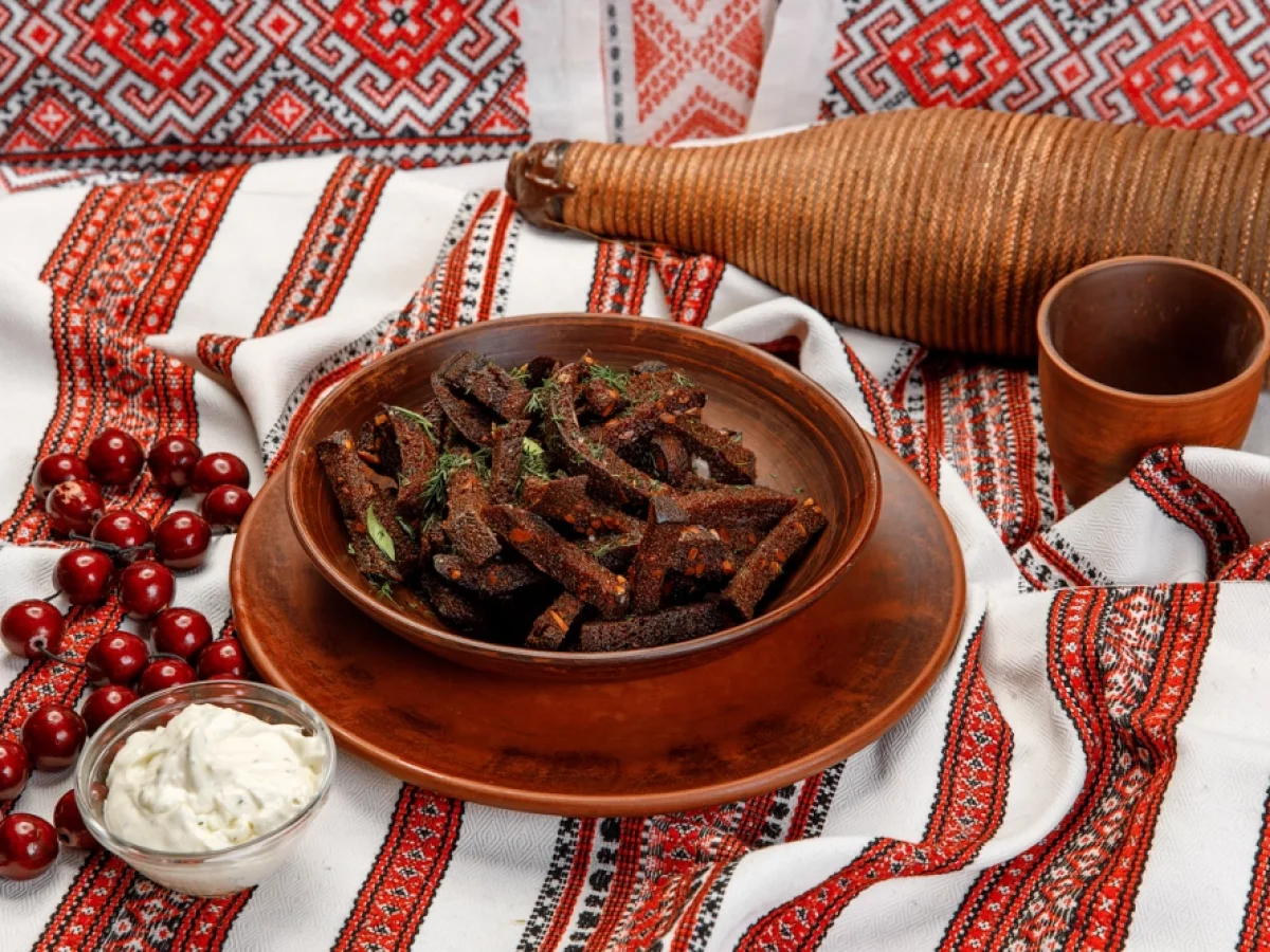 Гренки ржаные с чесночным соусом