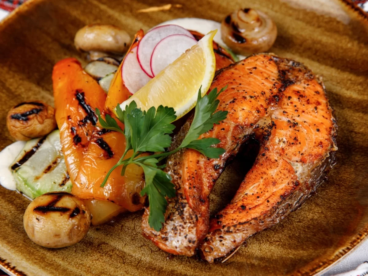 Стейк из семги с овощами на гриле и соусом Тар-тар